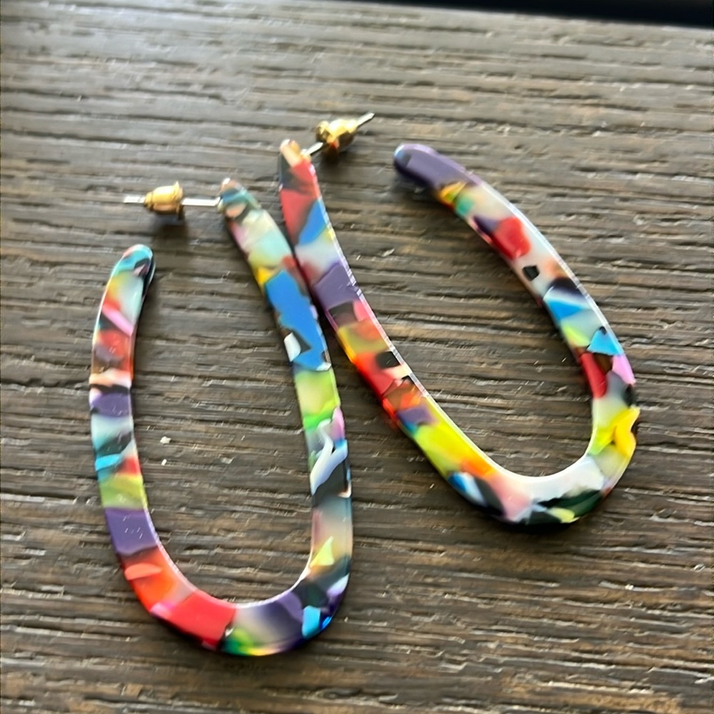 Marbled acrylic elongated hoop earrings-NWT